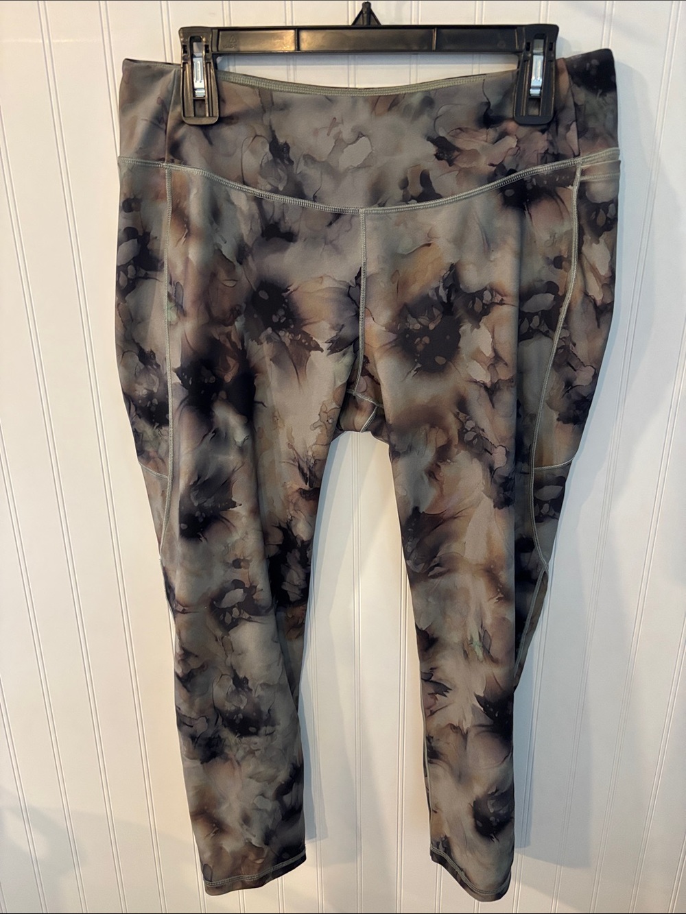 CALIA by Carrie Underwood Neutral Tie-Dye Active Leggings in Gray and Brown